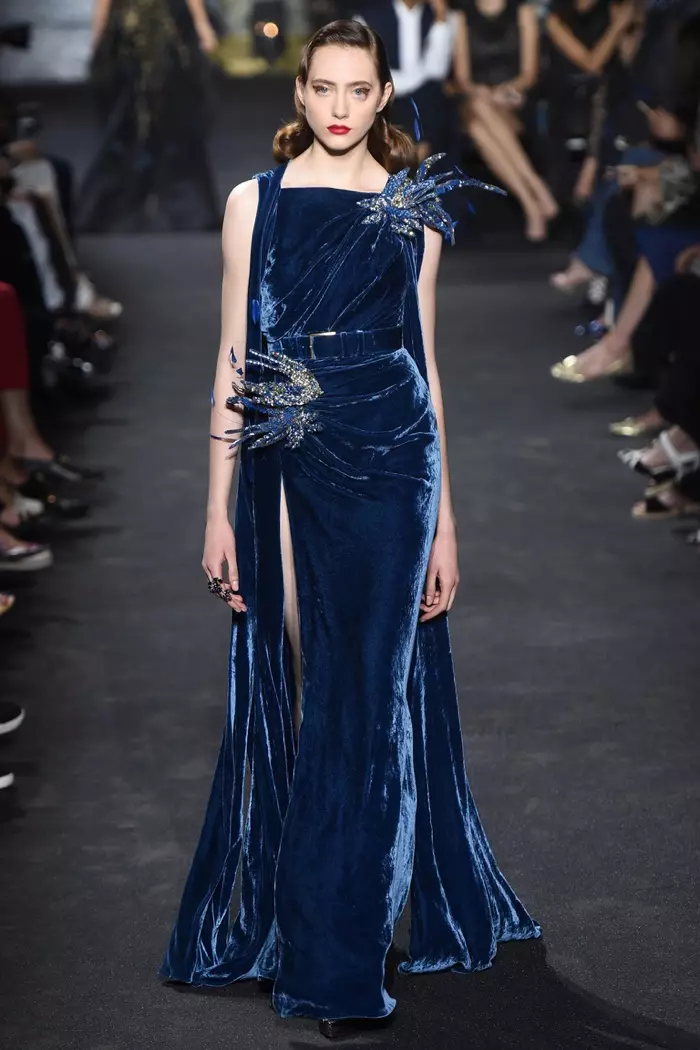 Elie Saab podzim 2016 Haute Couture: Modré sametové šaty se zdobeným peřím a páskem