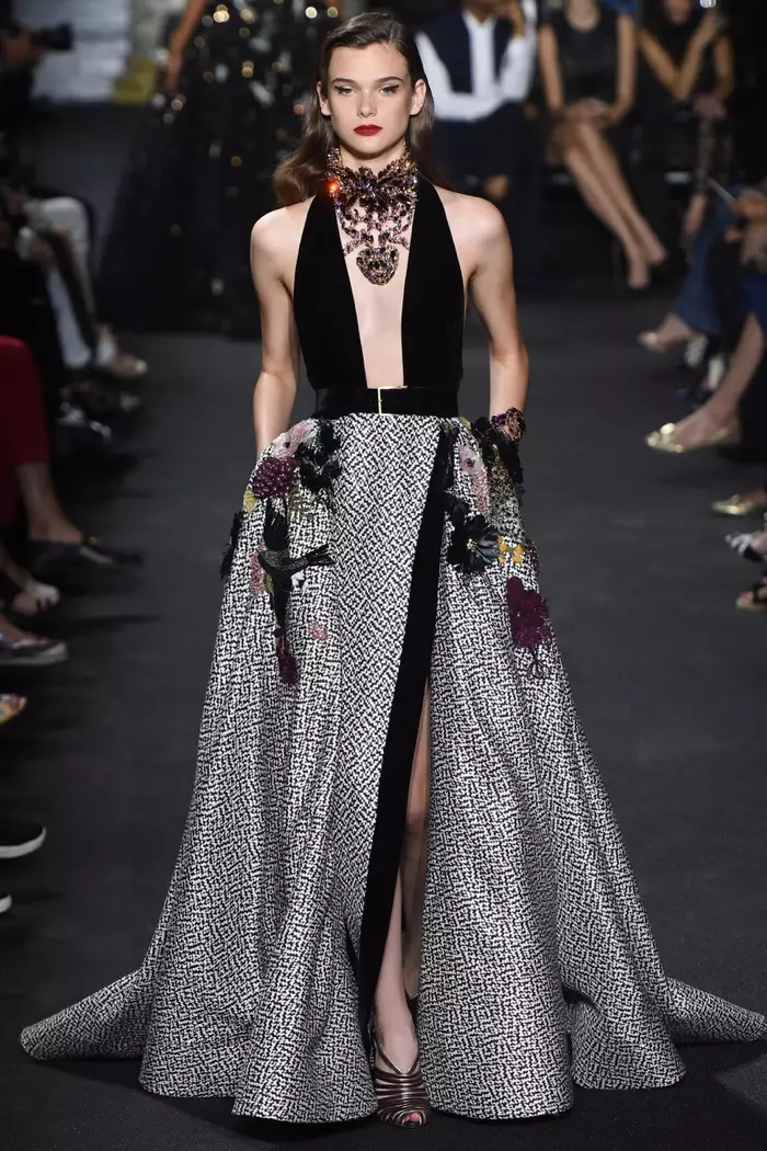 Elie Saab Φθινόπωρο 2016 Haute Couture: Φόρεμα με λαιμόκοψη και ψηλό σκίσιμο