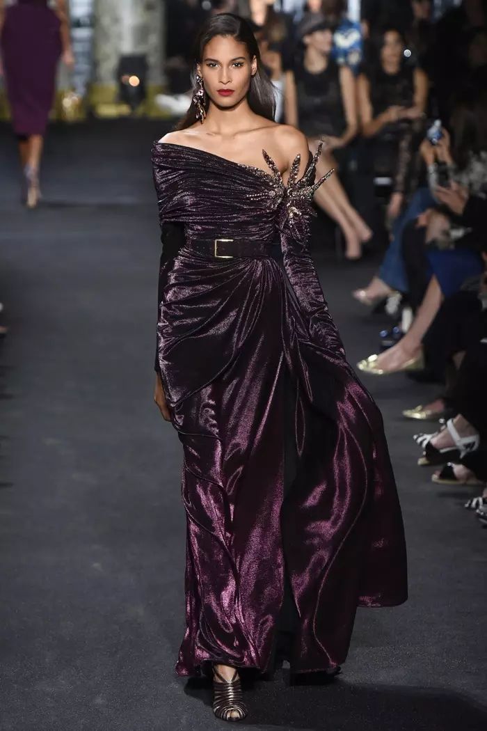 Elie Saab Fall 2016 Haute Couture: រ៉ូបពណ៌ស្វាយបិទស្មាជាមួយខ្សែក្រវាត់