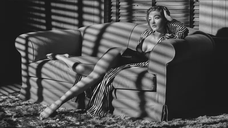 Malli Gigi Hadid esittelee Pirellin 2019 kalenterin. Kuva: Albert Watson