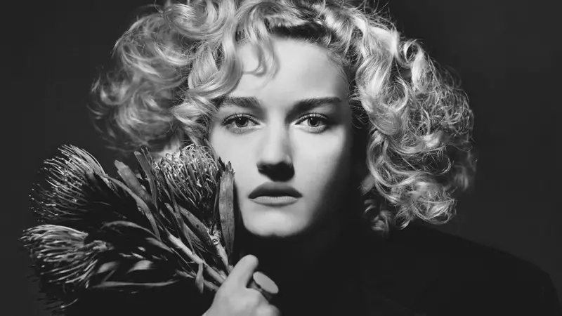 Julia Garner yra pasirengusi iš arti 2019 m. Pirelli kalendoriaus. Nuotrauka: Albert Watson