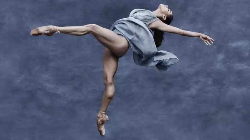 Misty Copeland Pirelli 2019 کیلنڈر میں اپنی چالیں دکھا رہی ہے۔ تصویر: البرٹ واٹسن