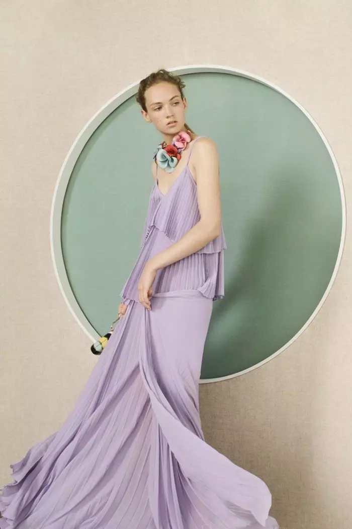 Elie Saab Resort 2017: Purple jurk mei tiered plooien