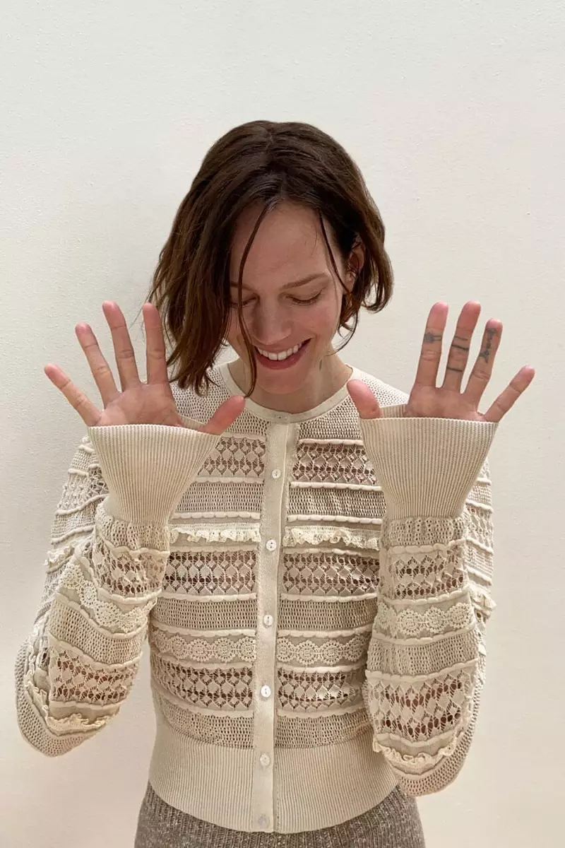 Model Freja Beha Erichsen akuwoneka mu Zara kuphatikiza cardigan yoluka.