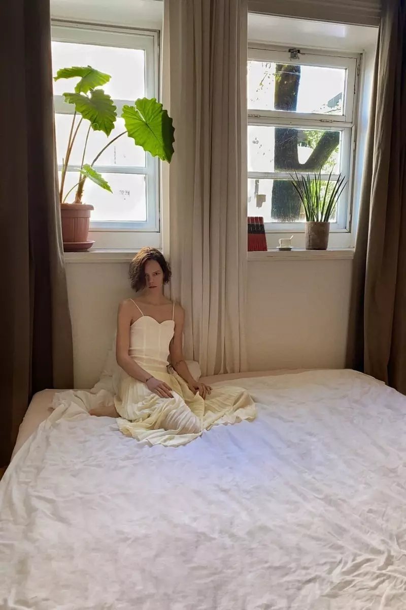 In posa a letto, Freja Beha Erichsen modella la collezione primavera-estate 2020 di Zara.