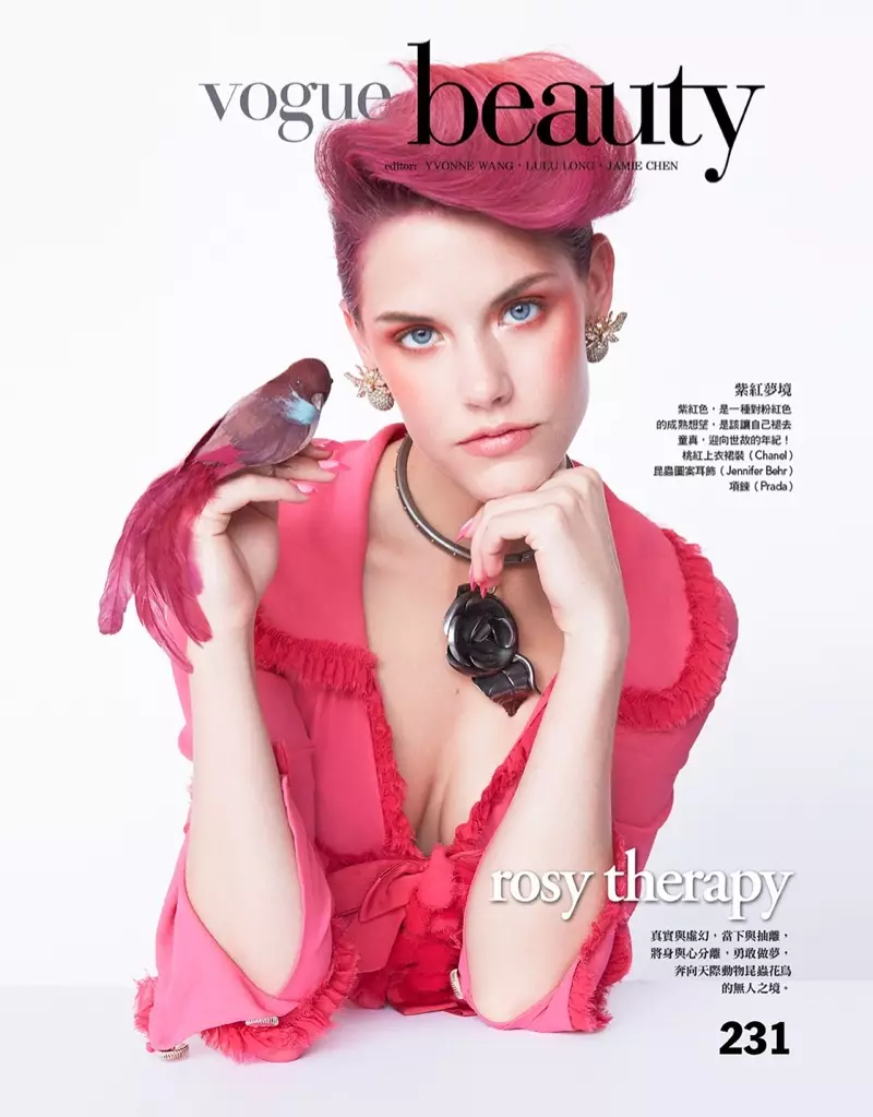 Ashley Smith gesäit schéin a rosa fir Vogue Taiwan Beauty