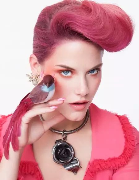 Ashley Smith Wo Lẹwa ni Pink fun Vogue Taiwan Beauty