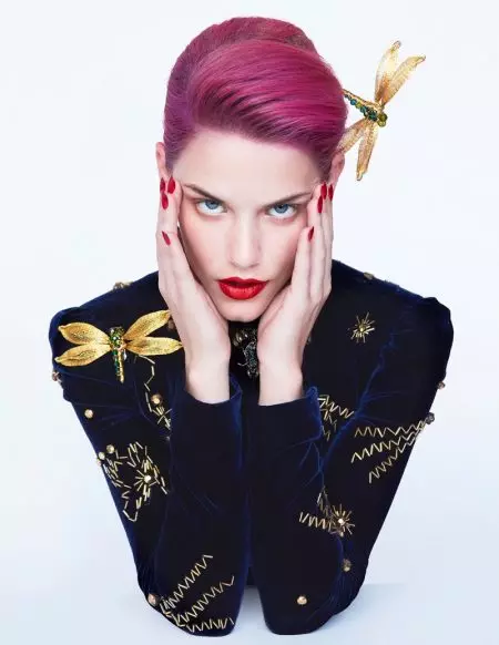 Ashley Smith ziet er mooi uit in roze voor Vogue Taiwan Beauty