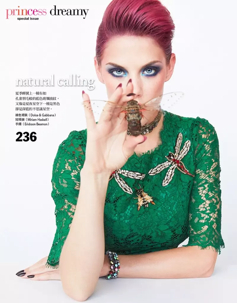 Vêtue d'une robe en dentelle verte Dolce & Gabbana, Ashley Smith pose avec des broches insectes