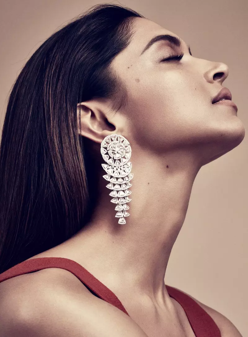 Aktris Deepika Padukone ngagem anting segitiga ti Bina Goenka