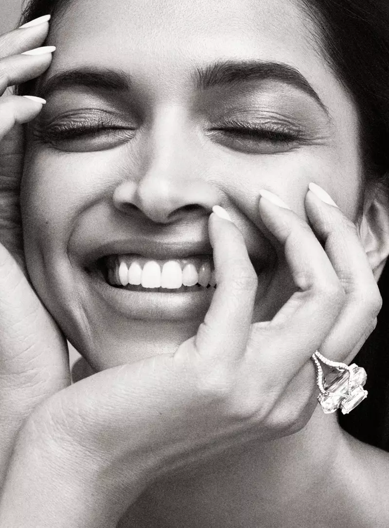 Sorrindo, Deepika Padukone mostra um anel deslumbrante