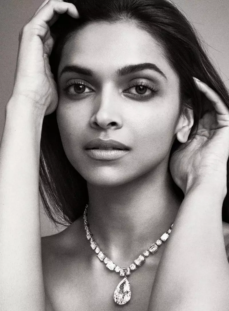 Deepika Padukone is in swart en wit gefotografeer en dra 'n halssnoer vol edelstene