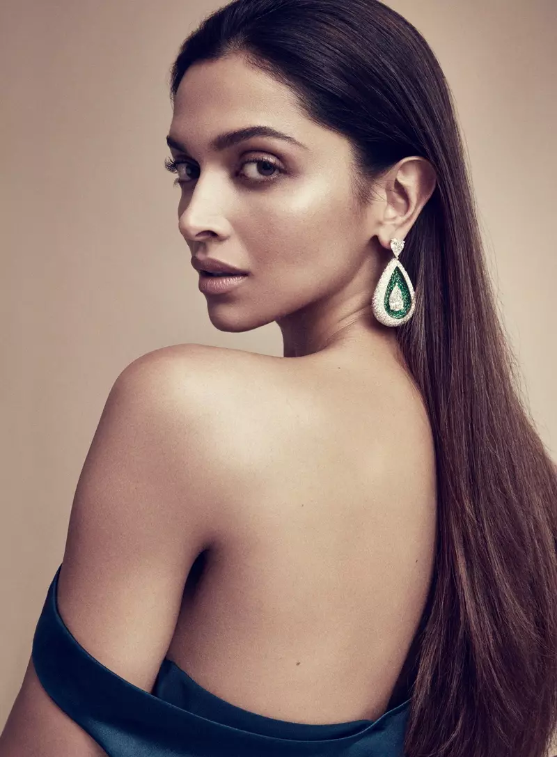 Deepika Padukone draagt een druppeloorbel