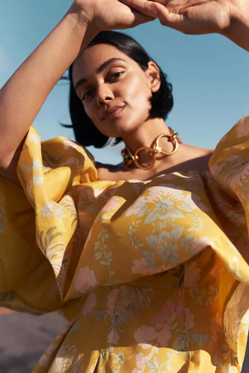 Zinnia Kumar poseert voor de H&M Conscious Exclusive herfst-winter 2020 campagne.