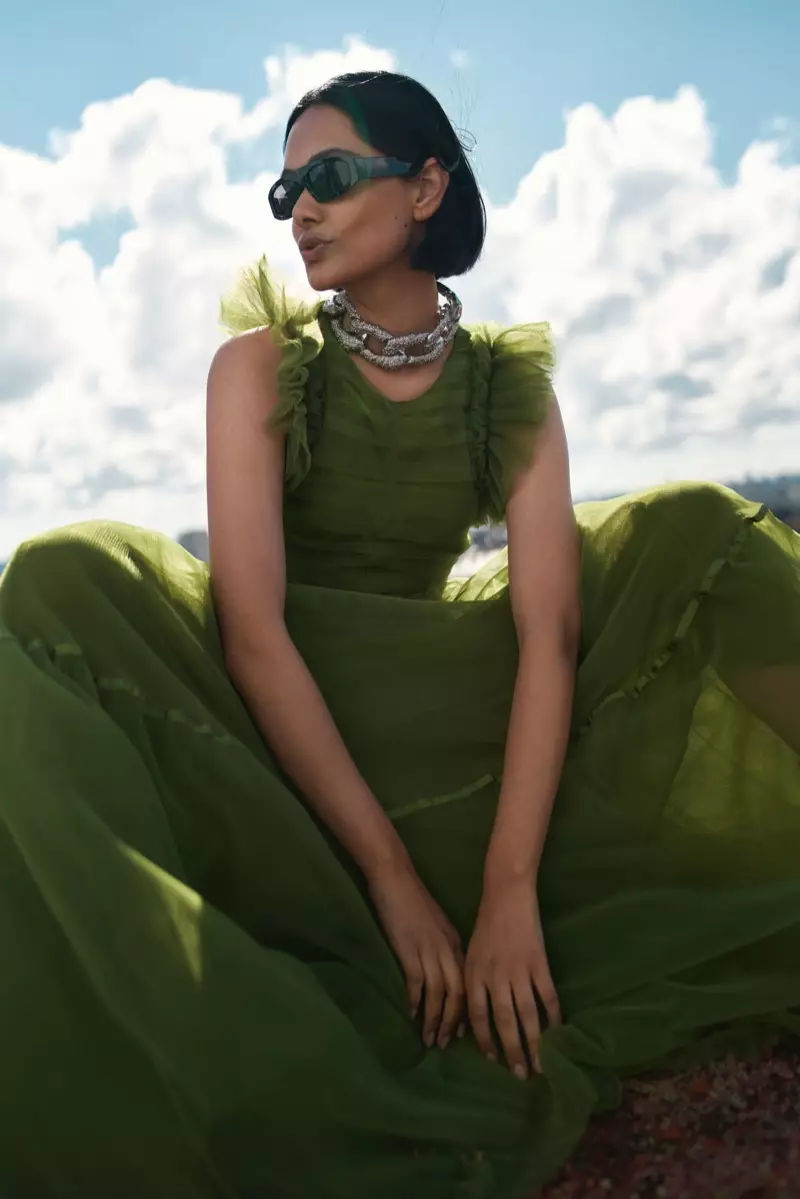 Bida si Zinnia Kumar sa kampanya ng H&M Conscious Exclusive taglagas-taglamig 2020.