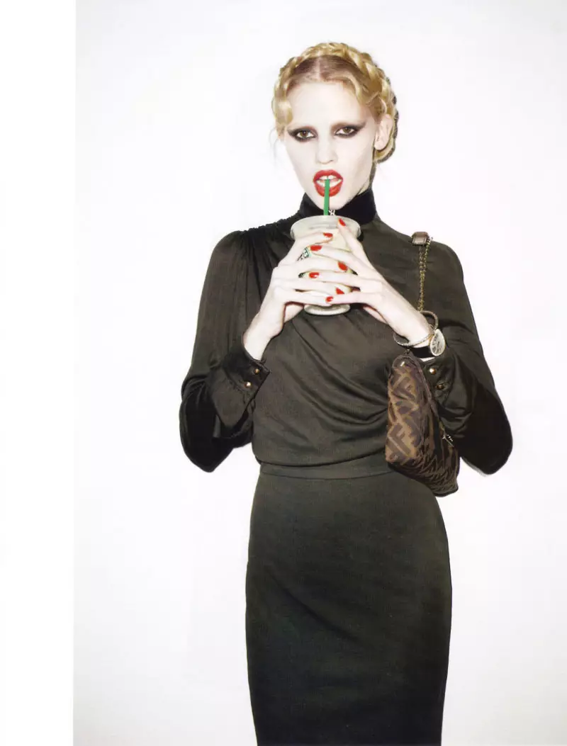 Freja Beha Erichsen & Lara Stone من تصميم Terry Richardson لصالح Vogue Paris يونيو / يوليو 2010