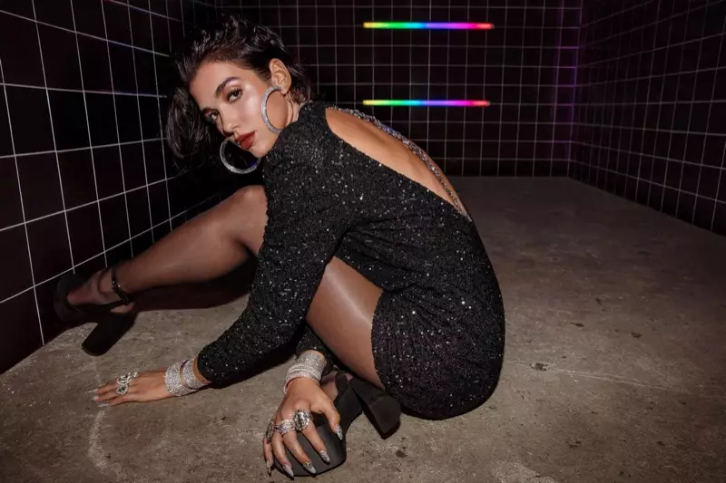 සිනිඳු ඇඳුමකින් සැරසී, Dua Lipa Pepe Jeans සරත් සෘතුවේ-ශීත 2019 උද්ඝෝෂනයේ පෙනී සිටී