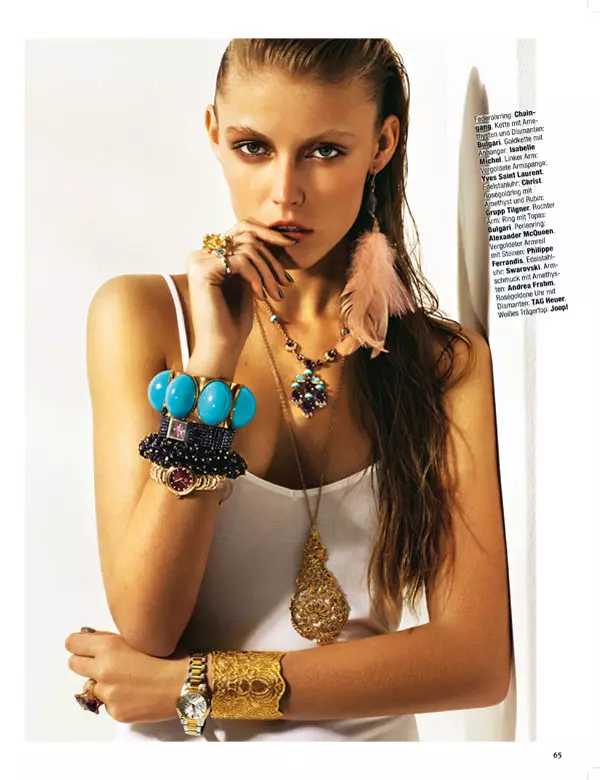 Lucia Jonova bærer oseaniske smykker ser etter Grazia Tyskland
