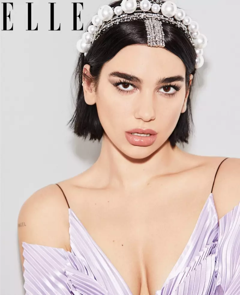 Dua Lipa kannab Givenchy Haute Couture'i toppi ja peavõru