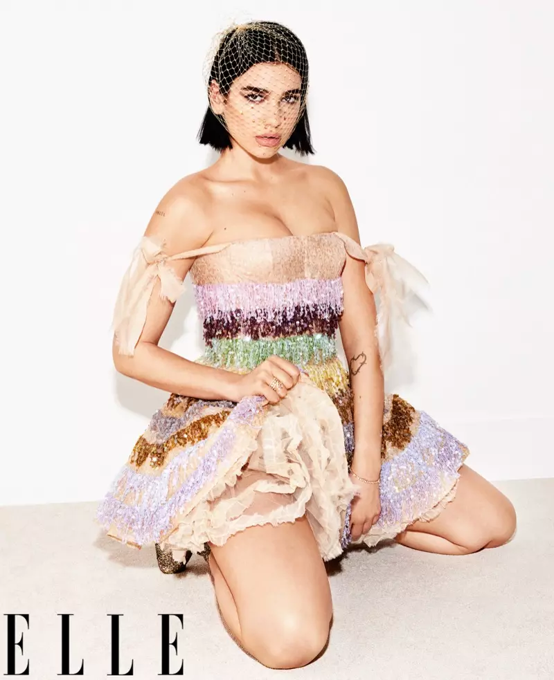 Dua Lipa poséiert am Dior Haute Couture Look mat Dior Fine Bijouen