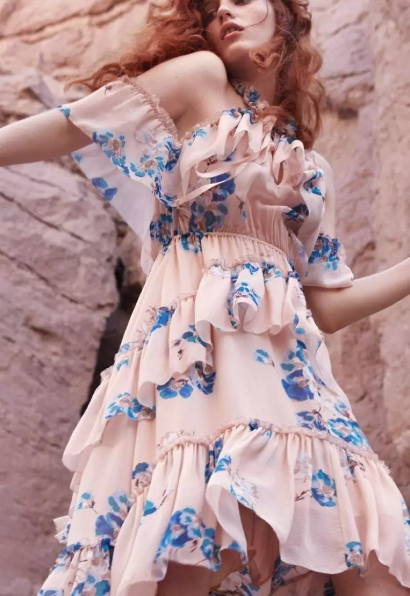 جولیا بناس ماڈلز نے اولا جانسن کی بہار 2017 کی مہم میں پھولوں کے پرنٹ والے لباس