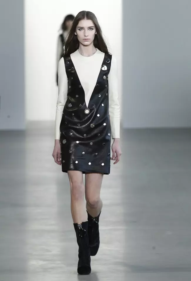 Un look della collezione Calvin Klein inverno 2015