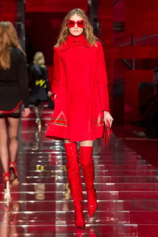 Versace'nin 2015 kış koleksiyonundan bir görünüm