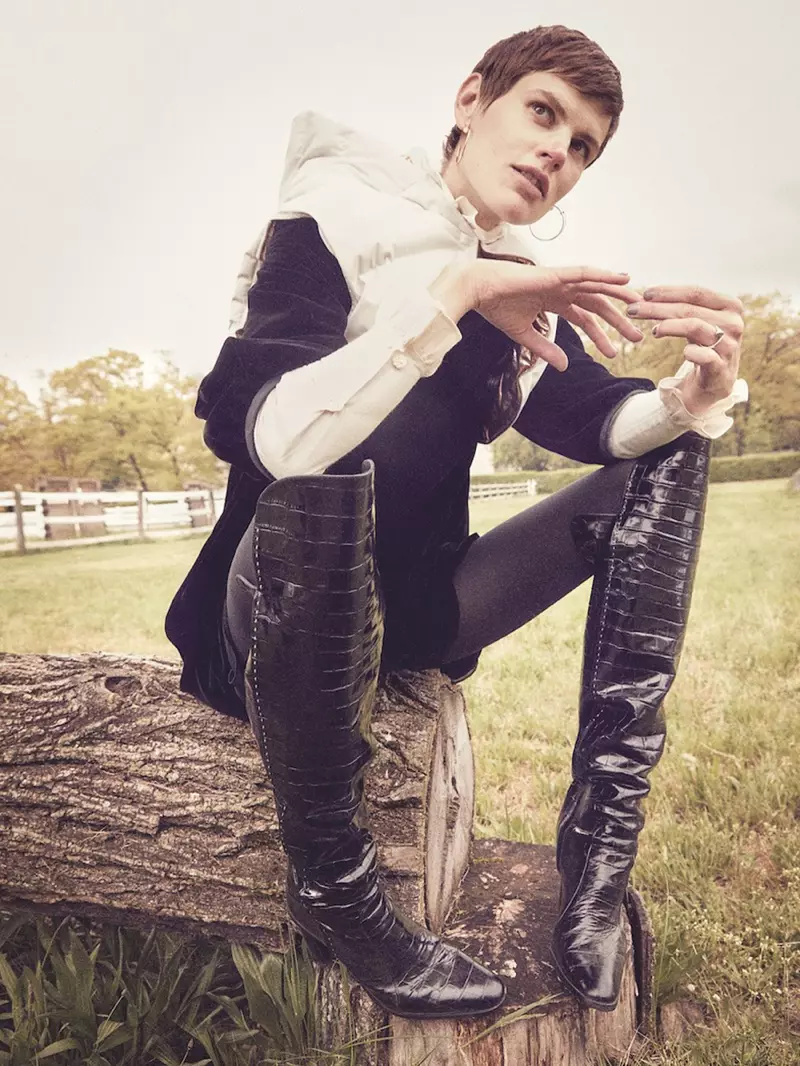 Saskia de Brauw Poses hauv Equestrian zam rau S Moda