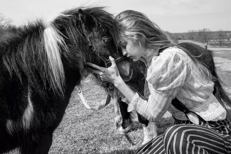 Gigi Hadid Models Farm Fashions għal Vogue Ċekoslovakkja