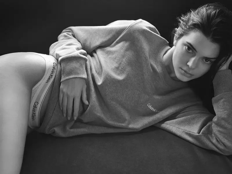 Bir sweatshirt giyen Kendall Jenner, #mycalvins kampanyasında Calvin Klein'ın önünde