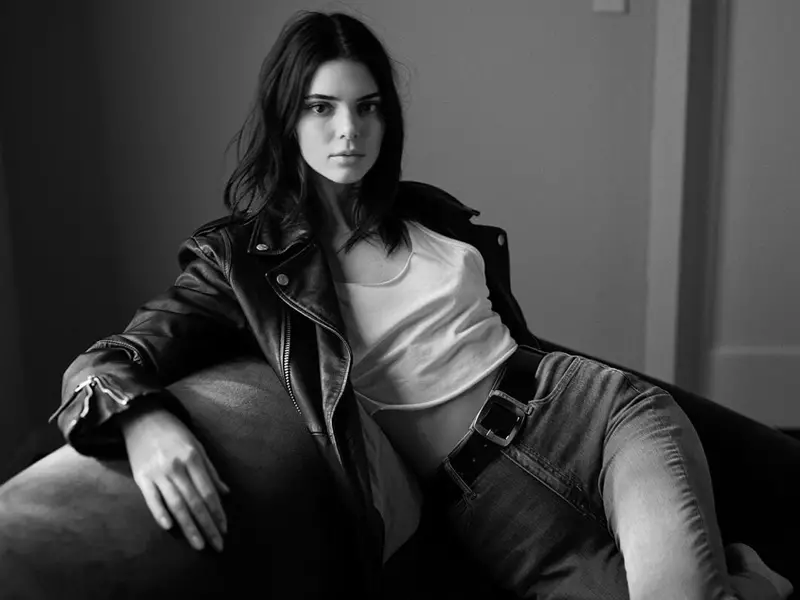 Kendall Jenner #mycalvins मोहिमेत केल्विन क्लेन मधील तारे