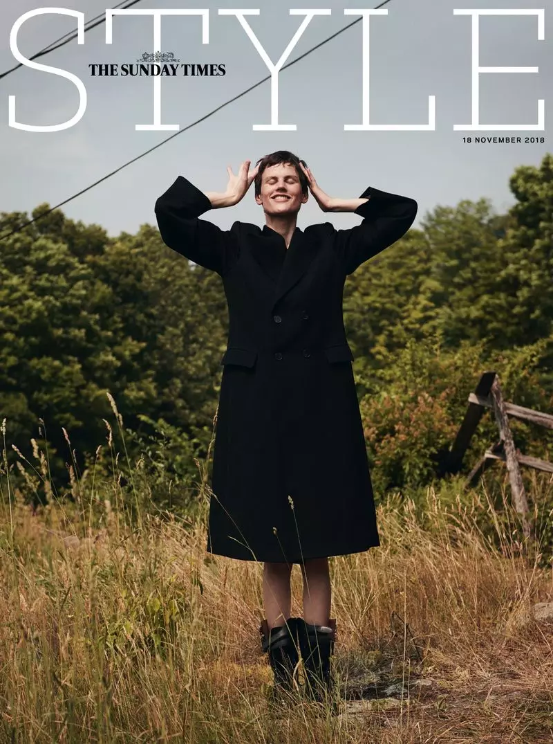 Saskia de Brauw legger seg utendørs for Sunday Times Style