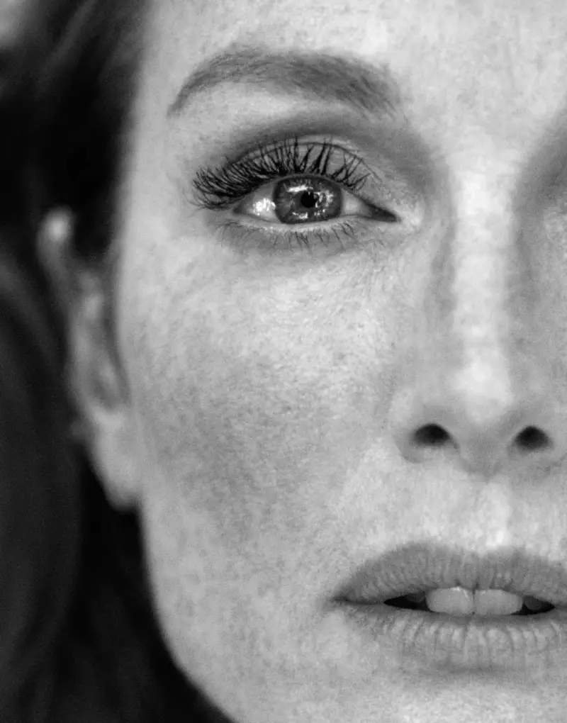 Julianne Moore színésznő szeplőit mutatja be ezen a fekete-fehér felvételen