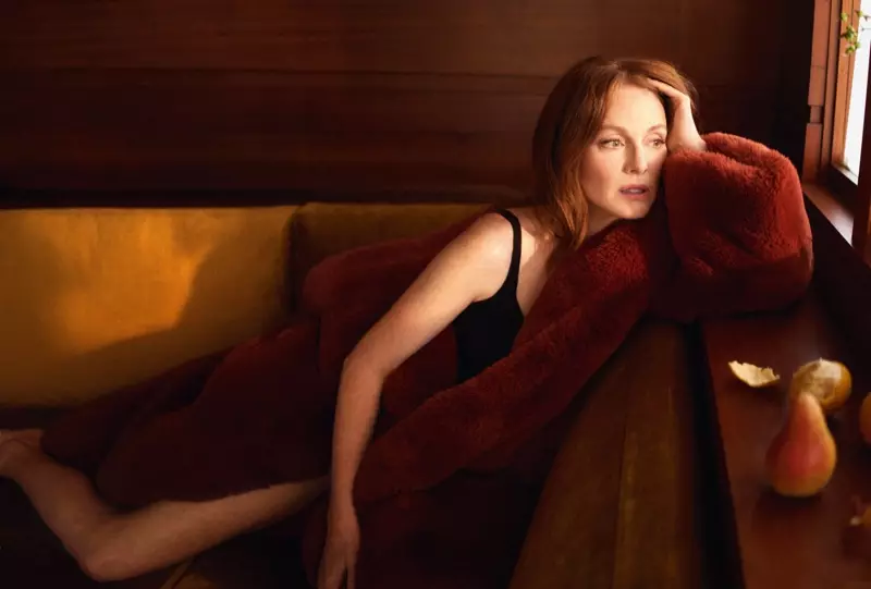 Aktris Julianne Moore mengenakan mantel bulu palsu