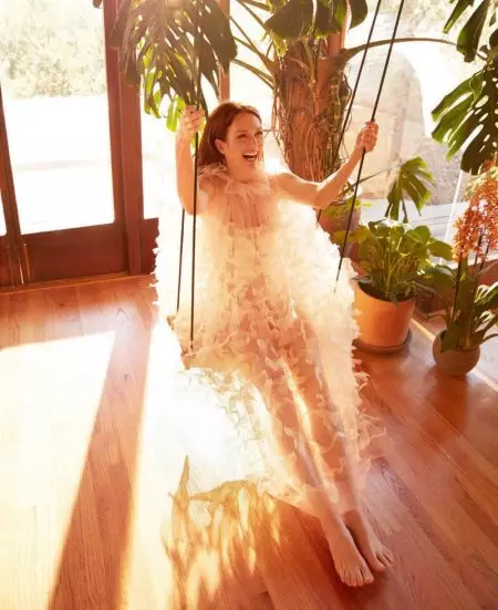 Julianne Moore 在 PORTER 雜誌的頁面上驚呆了