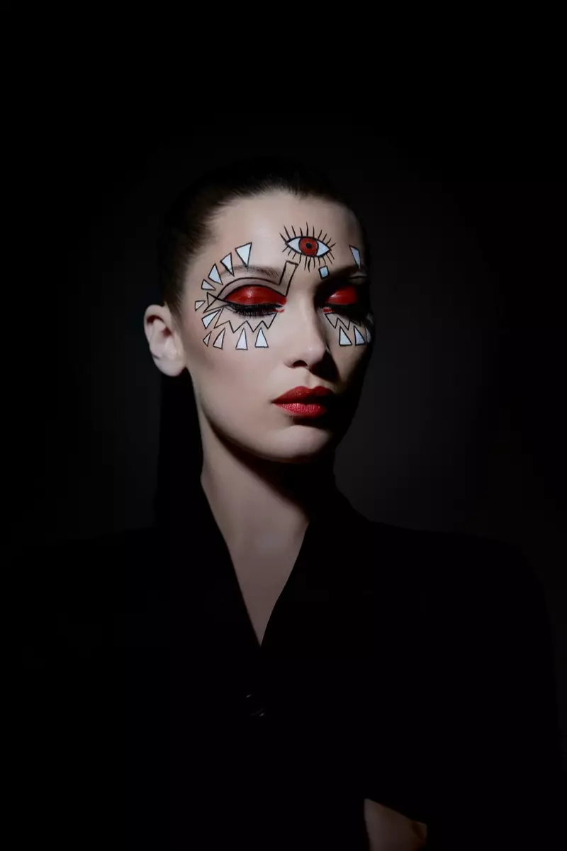 Белла Хадид демонстрирует макияж на Хэллоуин от Dior