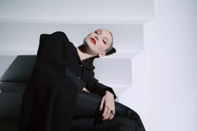 Model Bella Hadid memakai lipstik Dior Rouge Matte di 999