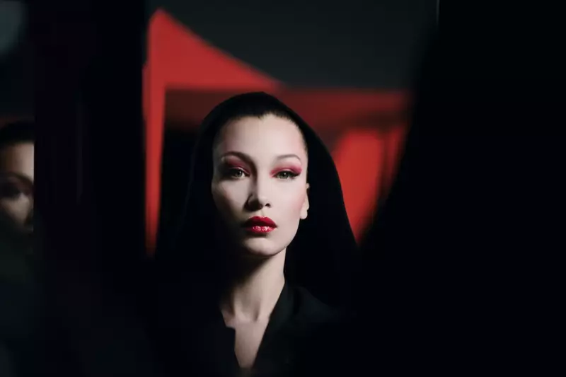 Bella Hadid modela un look de maquillaxe vampiro de Halloween de Dior