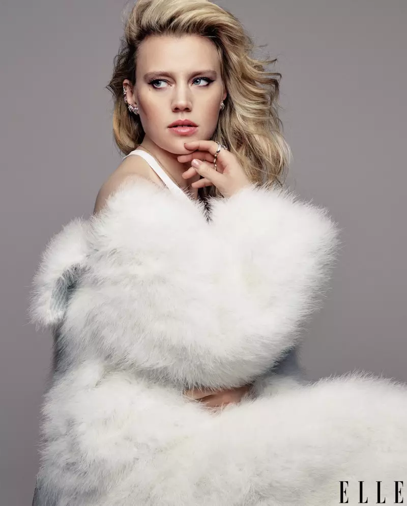 Kate McKinnon usa casaco Calvin Klein Collection com brincos Chanel Fine Jewelry
