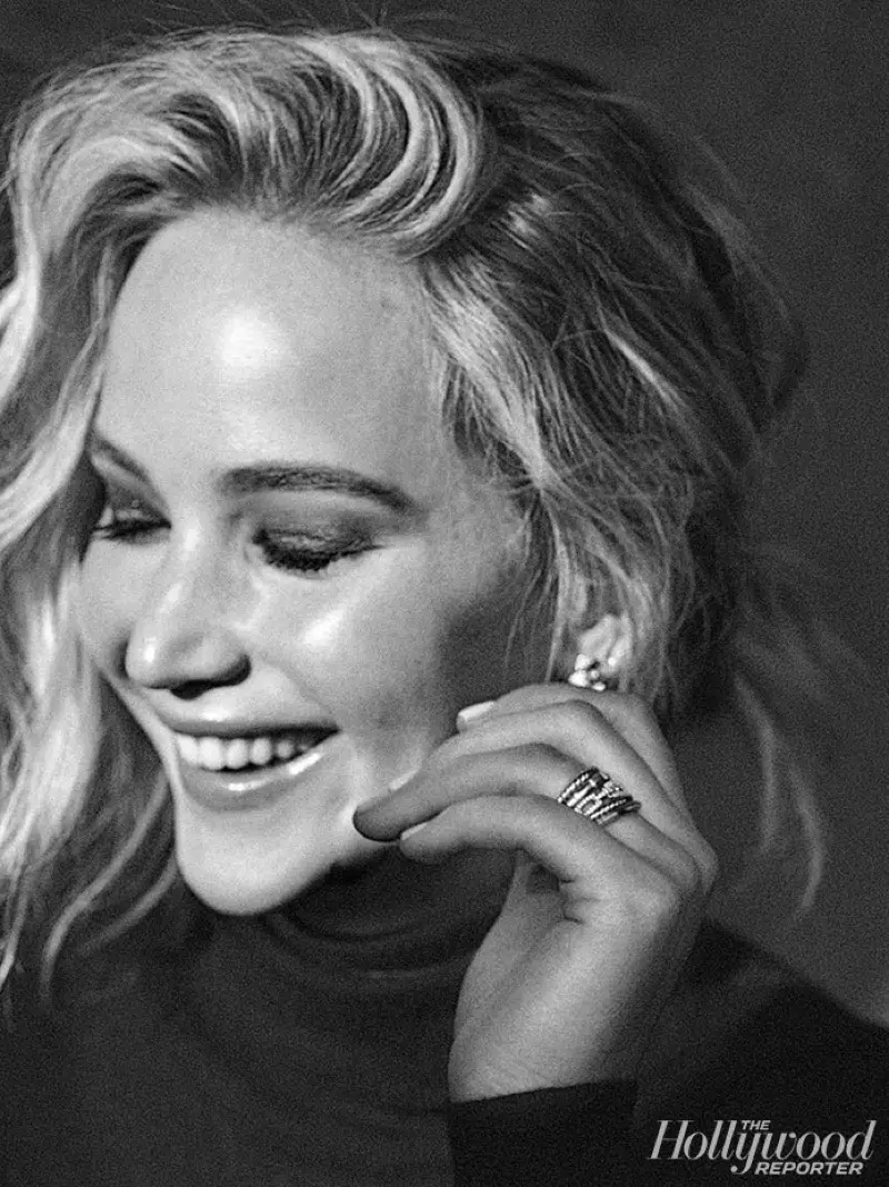 Gülümsəyən Jennifer Lawrence bu ağ-qara görüntüdə görünür