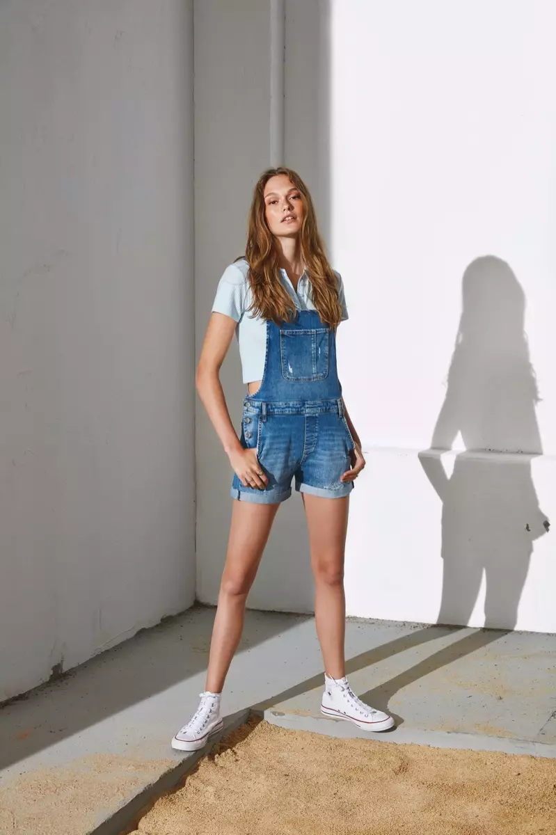 Dasha Maletina draagt overall in Mavi lente-zomer 2020 campagne