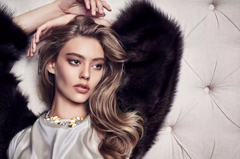 Ondria Hardin modelira damski izgleda za Vogue China Editorial