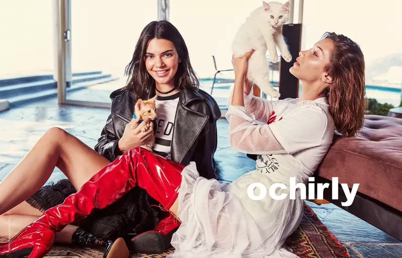 Pose karo kucing, Bella Hadid lan Kendall Jenner ing ngarep kampanye musim gugur 2017 Ochirly