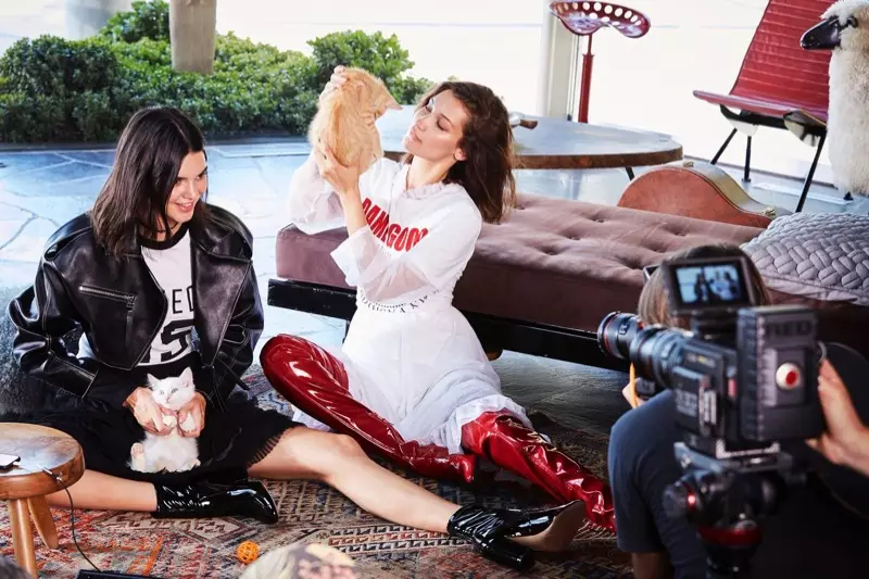 As modelos Bella Hadid e Kendall Jenner entre bastidores da campaña Ochirly