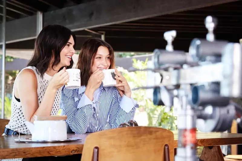Bella Hadid e Kendall Jenner comparten unha taza entre bastidores da campaña Ochirly