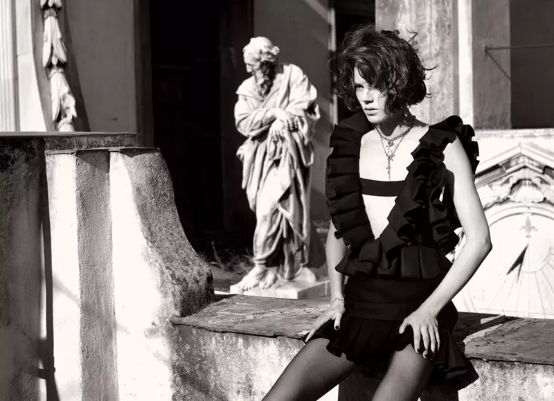 Freja Beha Erichsen Stuns a speziell Occasioun Styles fir WSJ. Magazin