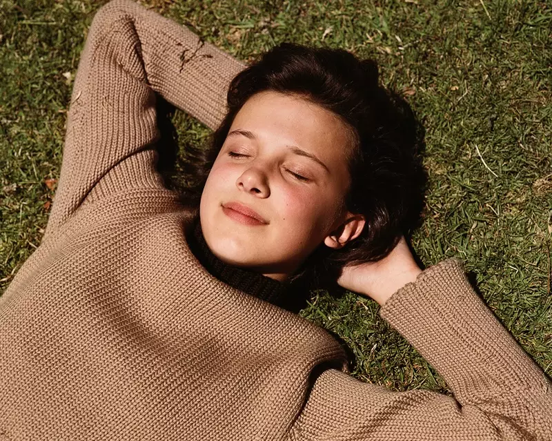 Millie Bobby Brown ngagem Calvin Klein dina video musik The XX's I Dare You