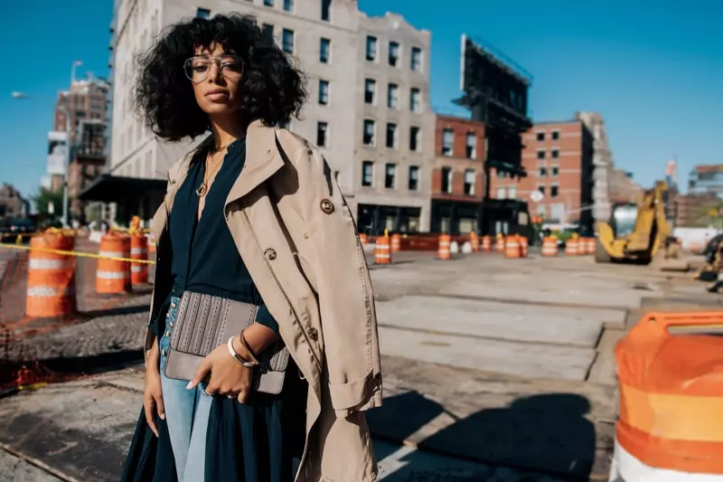 Solange Knowles pozon në Nju Jork e veshur me çantën Michael Kors Brooklyn Crossbody