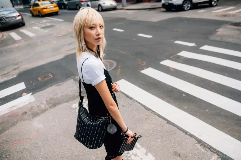 Nag-pose si Soo Joo Park kasama si Michael Kors Brooklyn Feed Bag