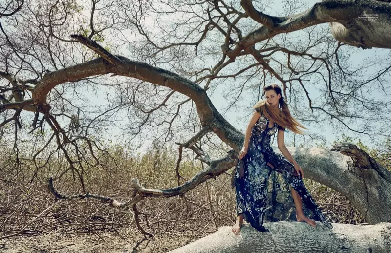 Posant à l'extérieur, Carmen Kass porte une robe brodée Valentino